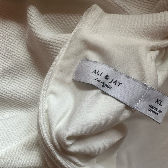 ALI & JAY White Beautiful Dress. Flowy Sleeves, Soft Textured Fabric. XL. NWT. - Picture 11 of 12